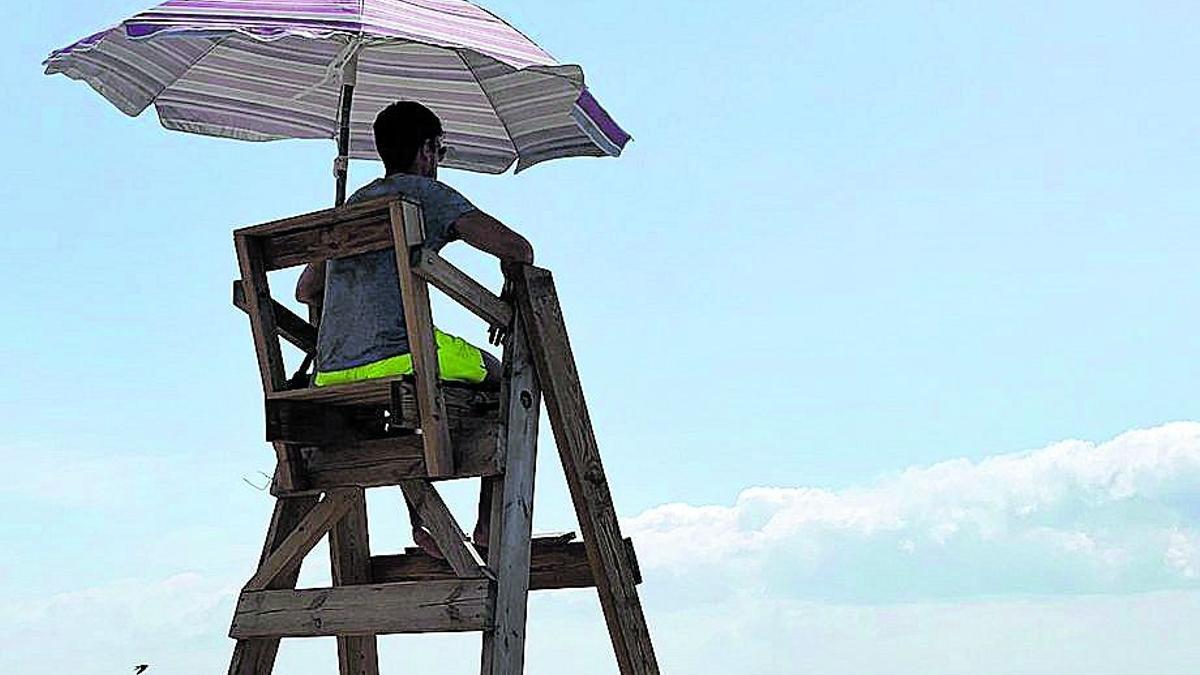 Uno de los socorristas de Provita en una de las playas de la provincia.