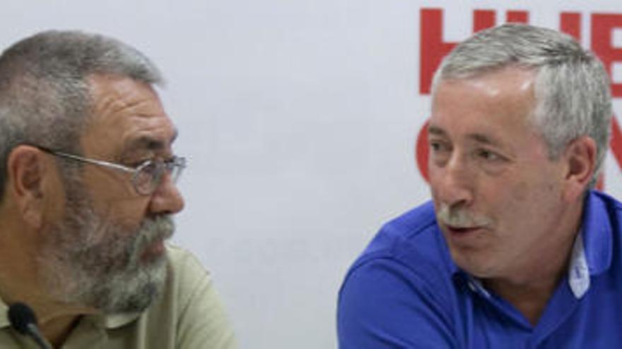 Cándido Méndez (izda), y Ignacio Fernández Toxo durante la rueda de prensa que ofrecieron.