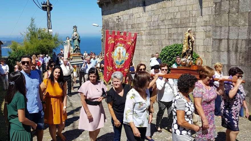 Un momento de la procesión de ayer alrededor de la iglesia de Cela. //