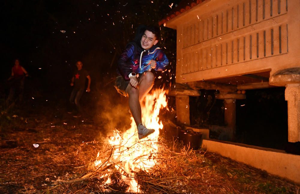 Poio celebra un San Xoán atípico pero con idéntico espíritu festivo