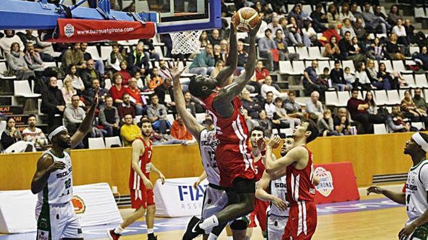 Boniface Niang intenta una cistella d&#039;esquena al taulell contra La Roda a Fontajau.