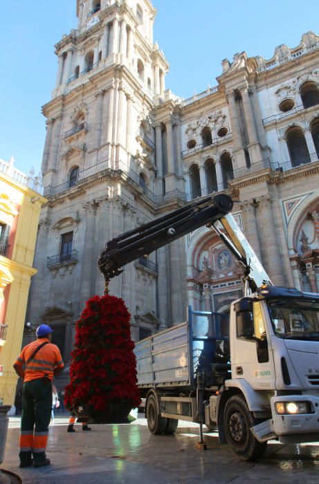 El Ayuntamiento de Málaga adopta medidas de seguridad tras el atentado de un camión en un mercadillo navideño en Berlín el pasado lunes.