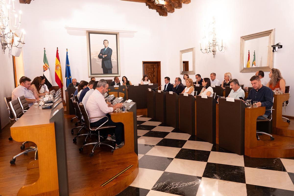 Galería | La Diputación de Cáceres aprueba en un pleno extraordinario su nuevo Plan de inversiones