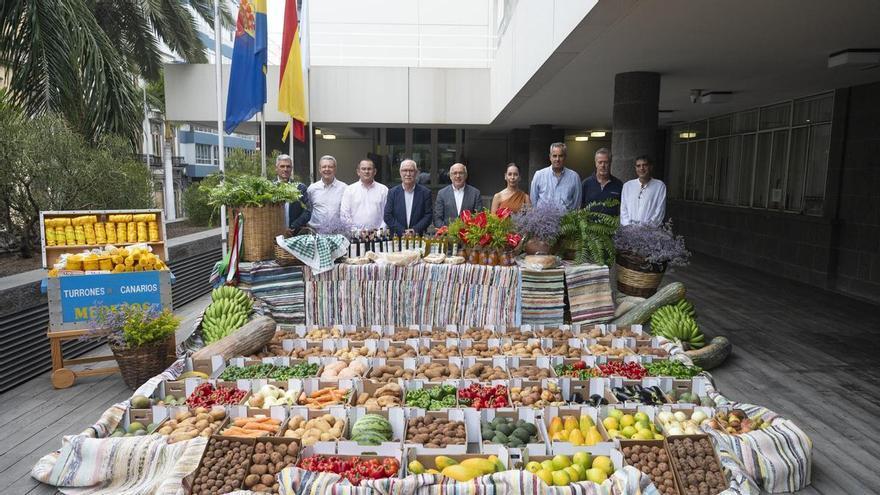 El Pino de Teror estrena su sello nacional con una carreta del Cabildo cargada con 1.340 kilos de Gran Canaria