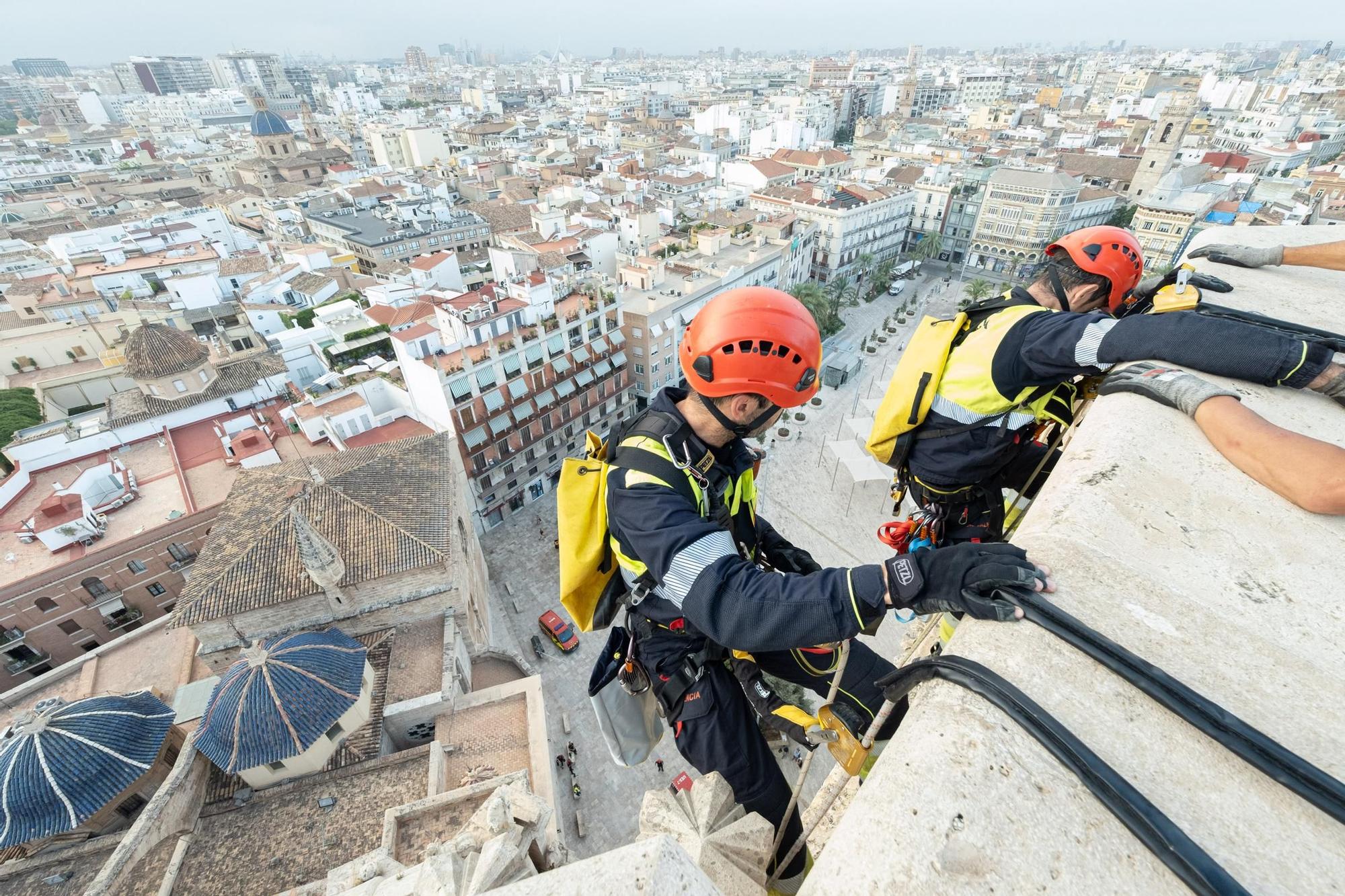 Una camilla sobrevuela el Micalet