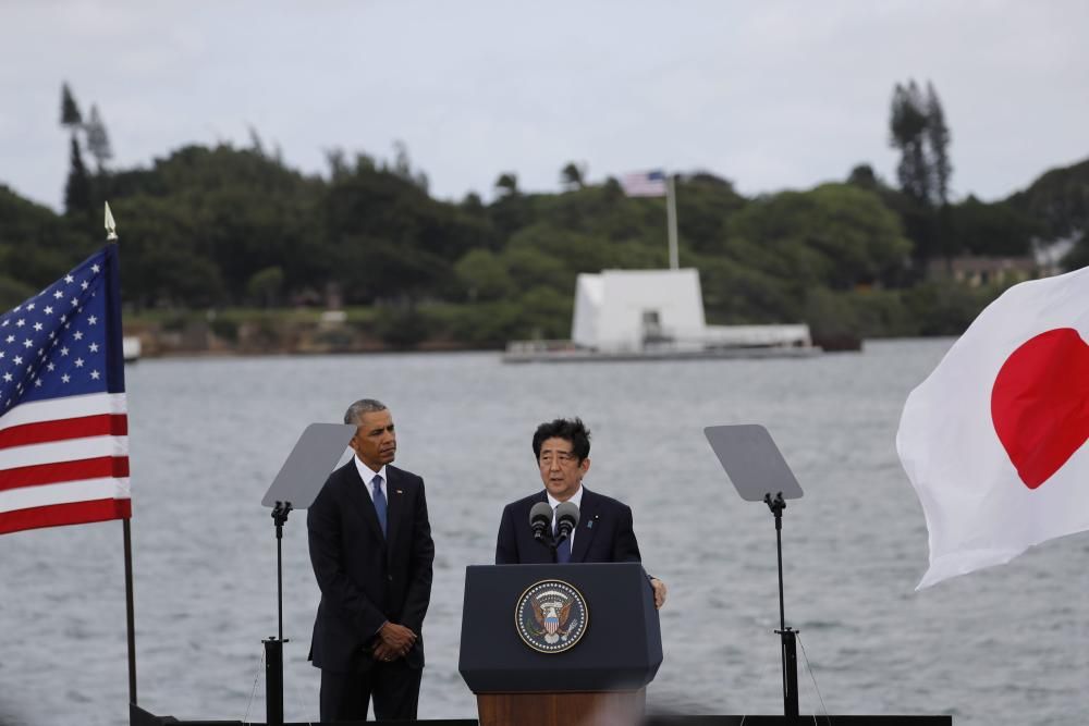 Obama y Shinzo Abe visitan Pearl Harbor