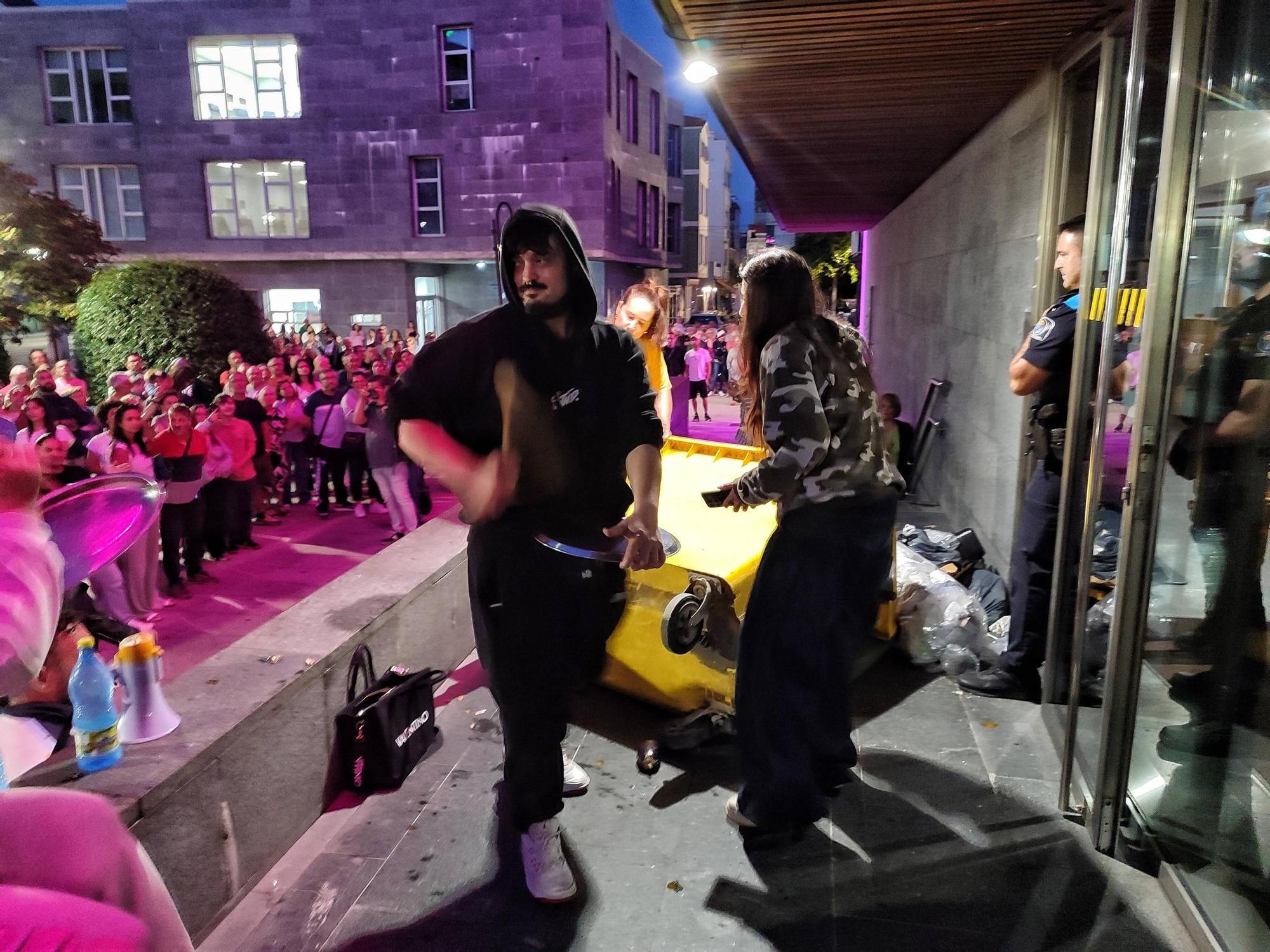Multidudinaria protesta contra la subida de la basura en Cangas