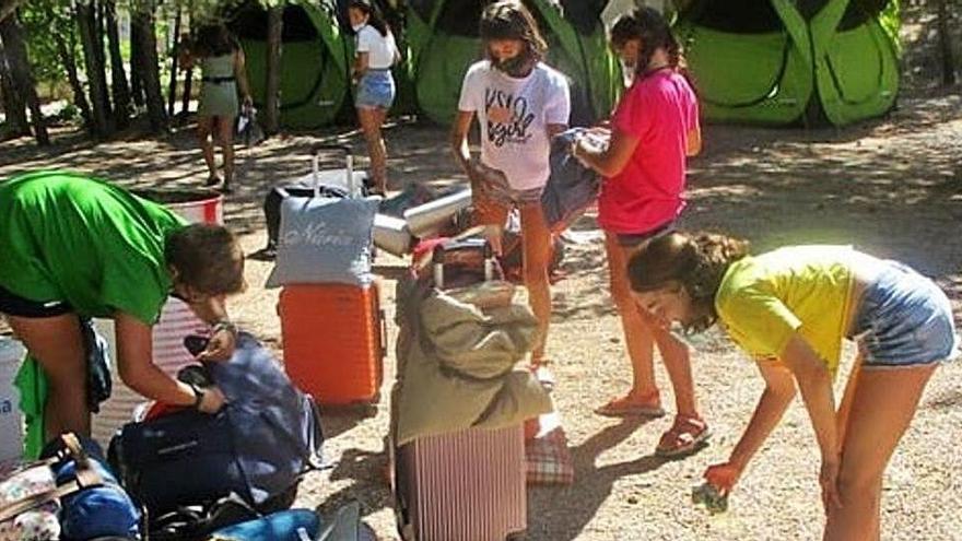 Un grup d&#039;infants acampen a la casa de colònies La Carral