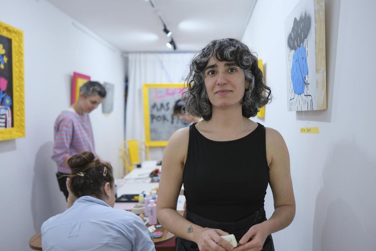 Xiana Cobo durante el taller de estampado textil