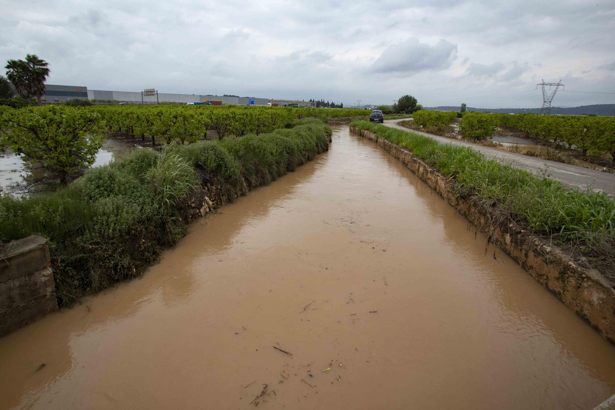 Las intensas precipitaciones han desbordado barrancos y cortado caminos en diferentes municipios de la comarca