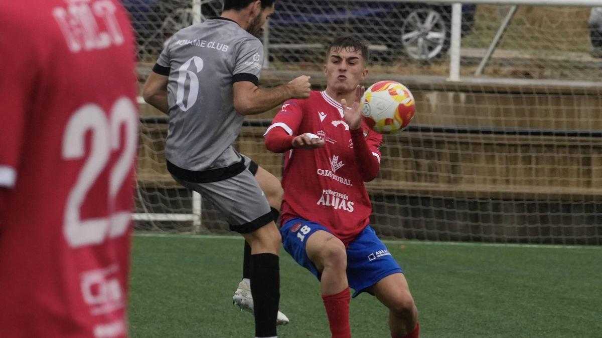 Un jugador del CD Benavente y otro del Noname disputan la posesión del esférico