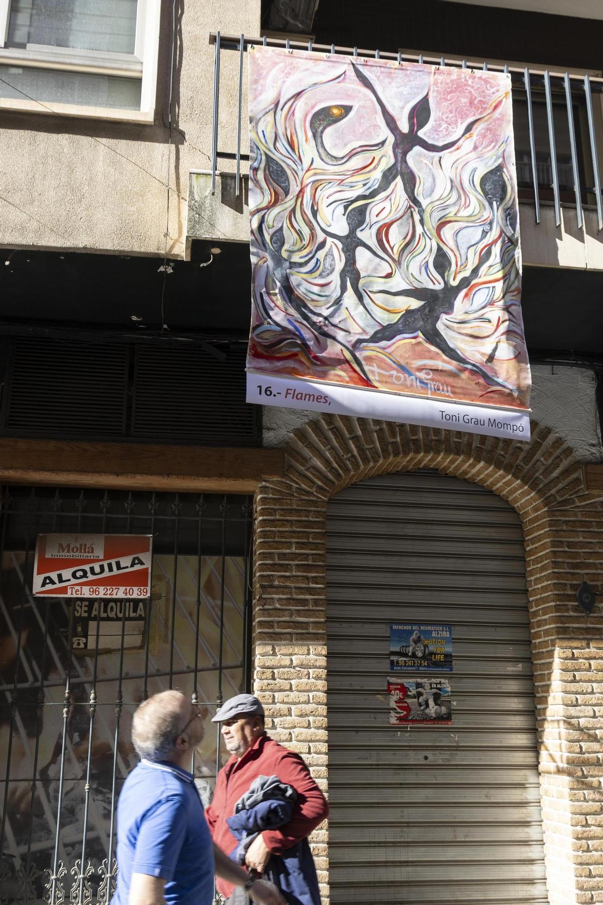 Un paseante observa la obra de Toni Grau en la exposición "Art al carrer" de Molina-Claret.