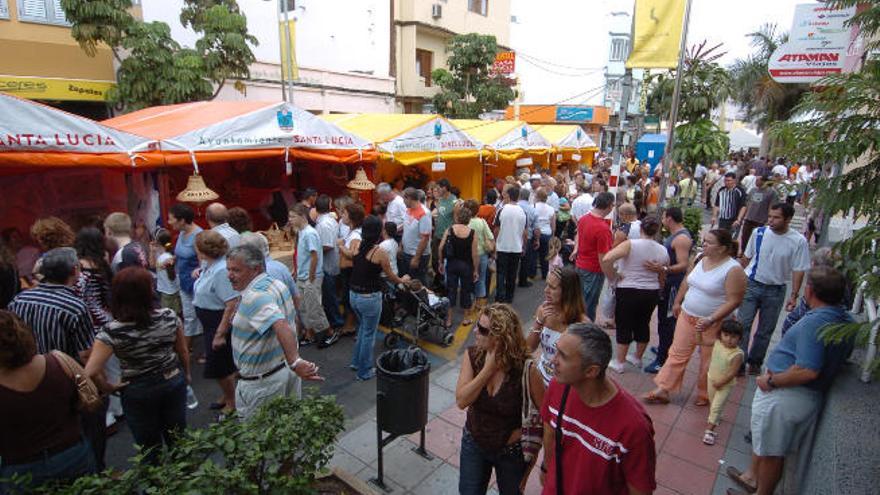 Cuarenta artistas y ONG participan en la feria de artesanía de Vecindario