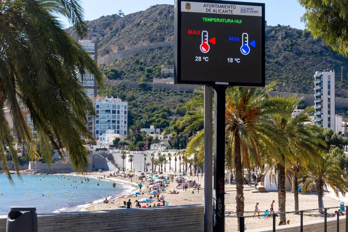 La playa de la Albufereta de Alicante, el pasado domingo.