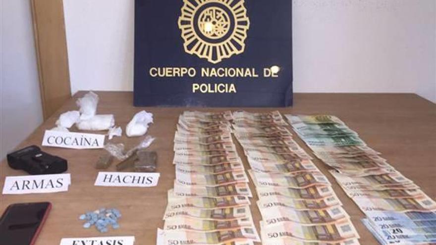 La Policía detiene a dos jóvenes por vender droga en un pub de Alicante