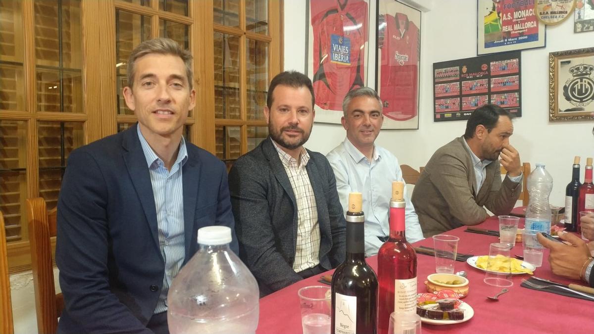 Alfonso Díaz, Pablo Ortells y Toni Amor, en el Bar ‘Es Vici’ de Campos.