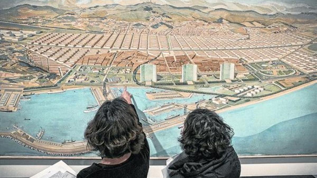 Barcelona 8 Dos visitantes observan la aguada del proyecto que Le Corbusier pensó para la capital catalana.
