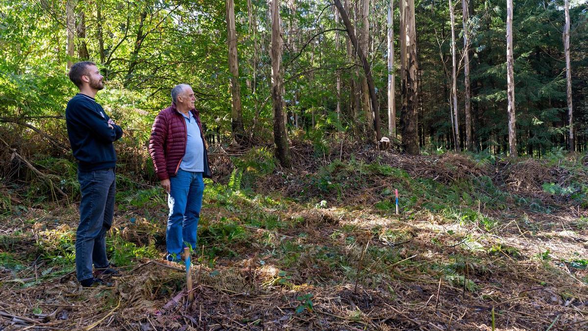 O alcalde arzuán Xoán Xesús Carril, dereita, na zona da Parroquia de Dodro onde irá a antena 5G