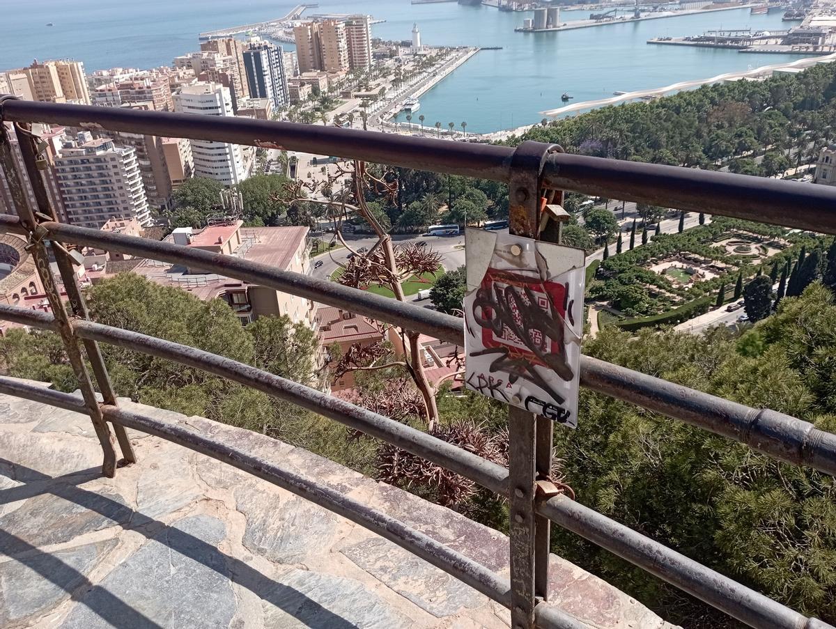 Óxido, candados y pintadas en este frecuentado punto turístico.