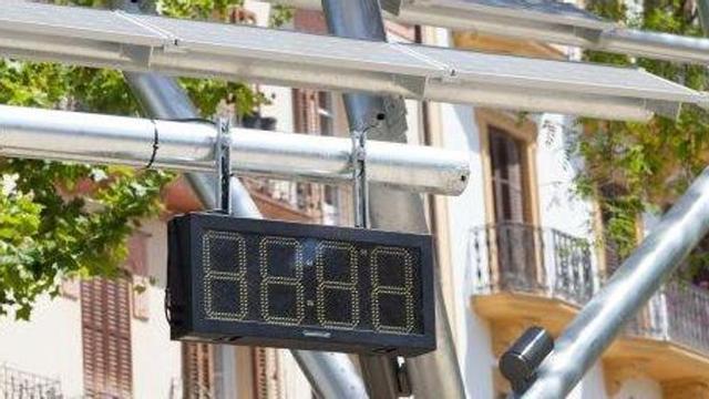 Críticas al reloj y al basto anclaje a la estructura.