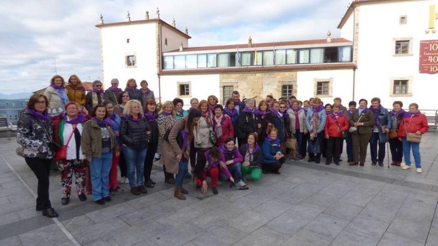 Las mujeres participantes ayer en el encuentro, en Tineo.