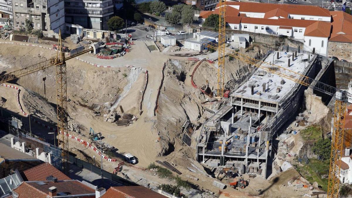 Obras de construcción de vivienda, este verano, en el Barrio do Cura, en Vigo