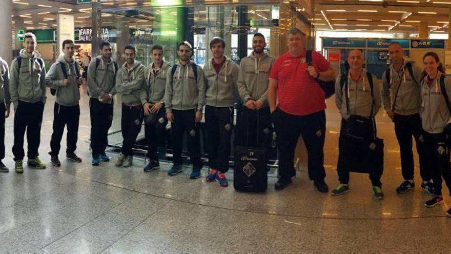 La plantilla del Palma, ayer en el aeropuerto de Son Sant Joan antes de iniciar el viaje hacia Peñíscola.