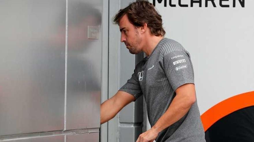 Fernando Alonso entra en los garajes de su equipo.