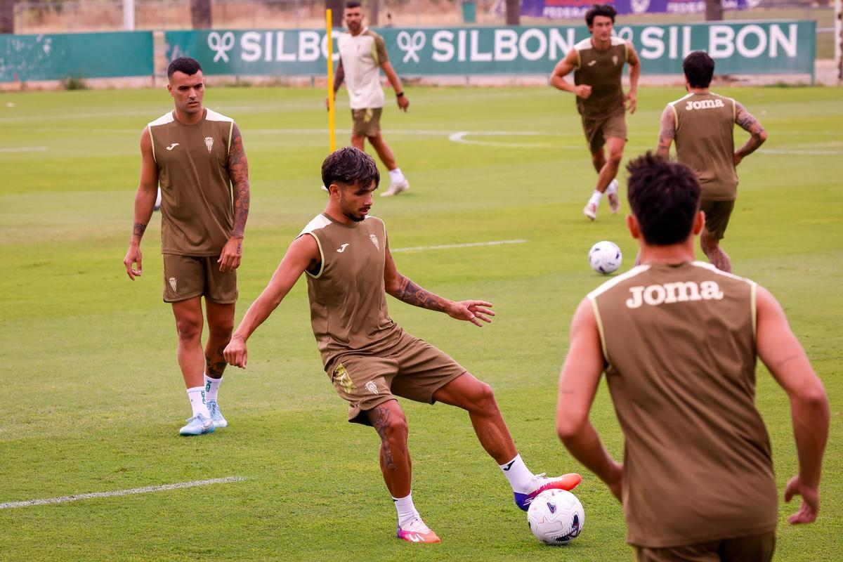 Cientos de aficionados asisten al tercer entrenamiento del Córdoba CF