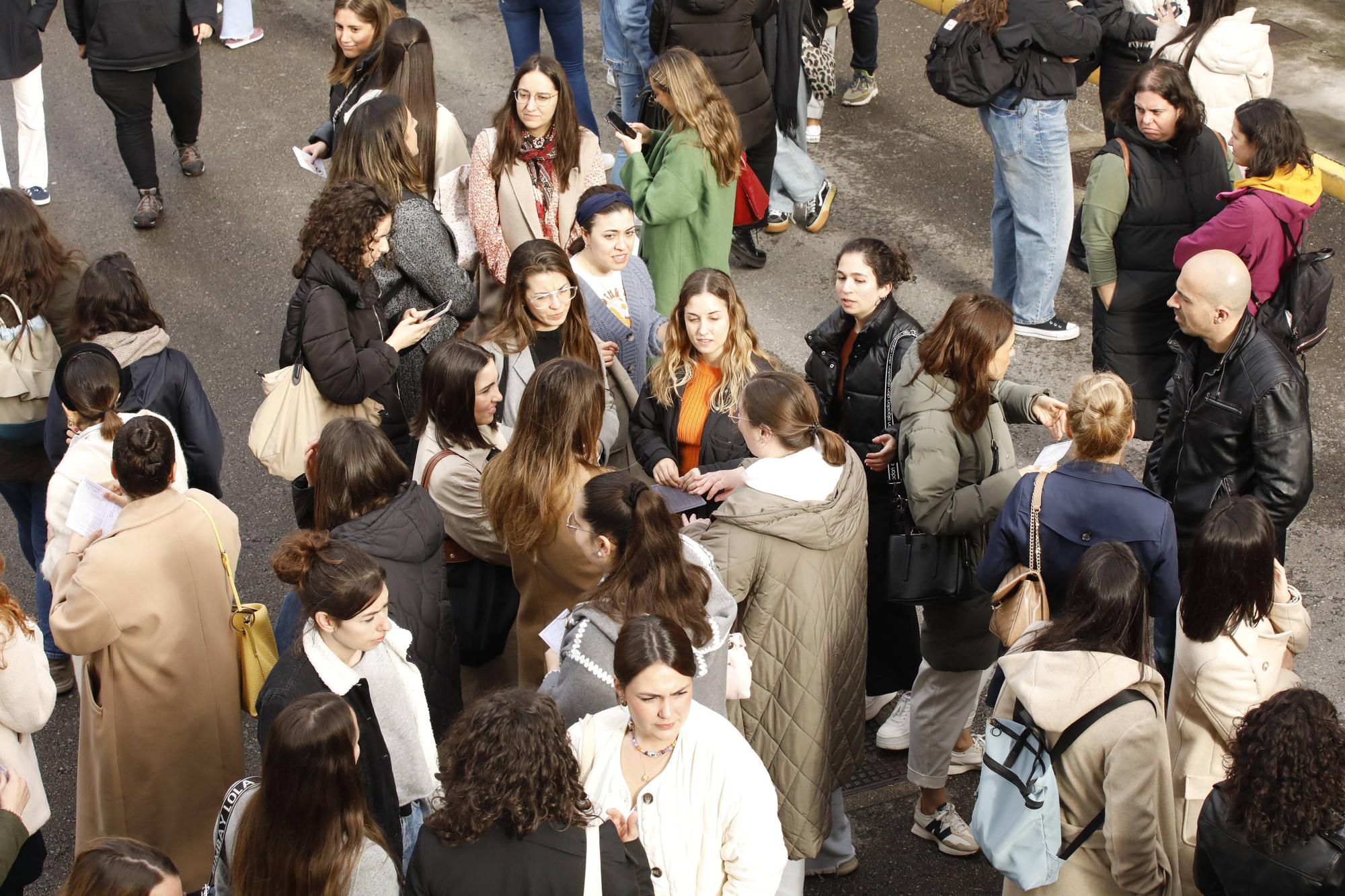 Miles de personas participan en la macrooposición de la sanidad pública asturiana.