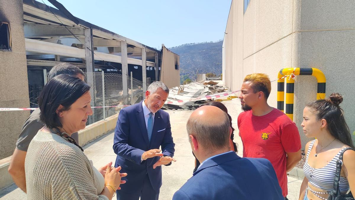 El conseller Samper durant la visita a una de les empreses afectades pel foc a l'Anoia