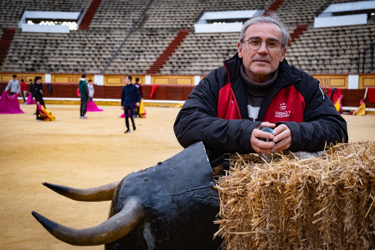 El maestro Luis Reina trabaja con los alumnos desde que se creó la escuela.