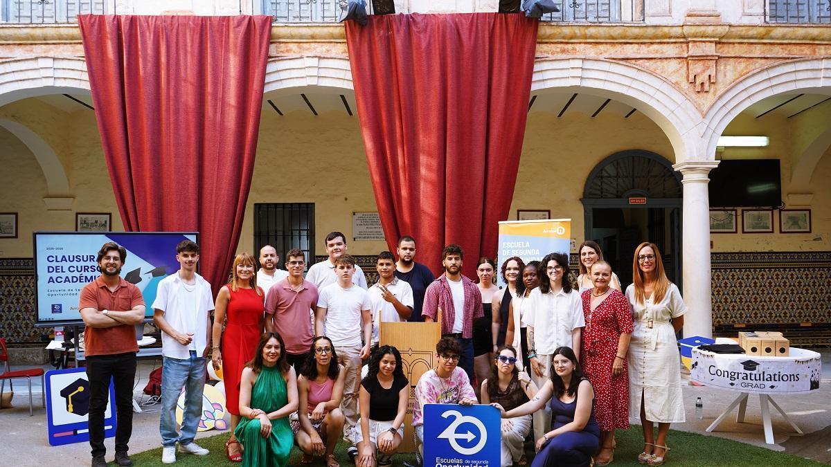 Graduación de la última promoción de alumnado de la Escuela de Segunda de Oportunidad de la Asociación Arrabal-AID en Málaga.