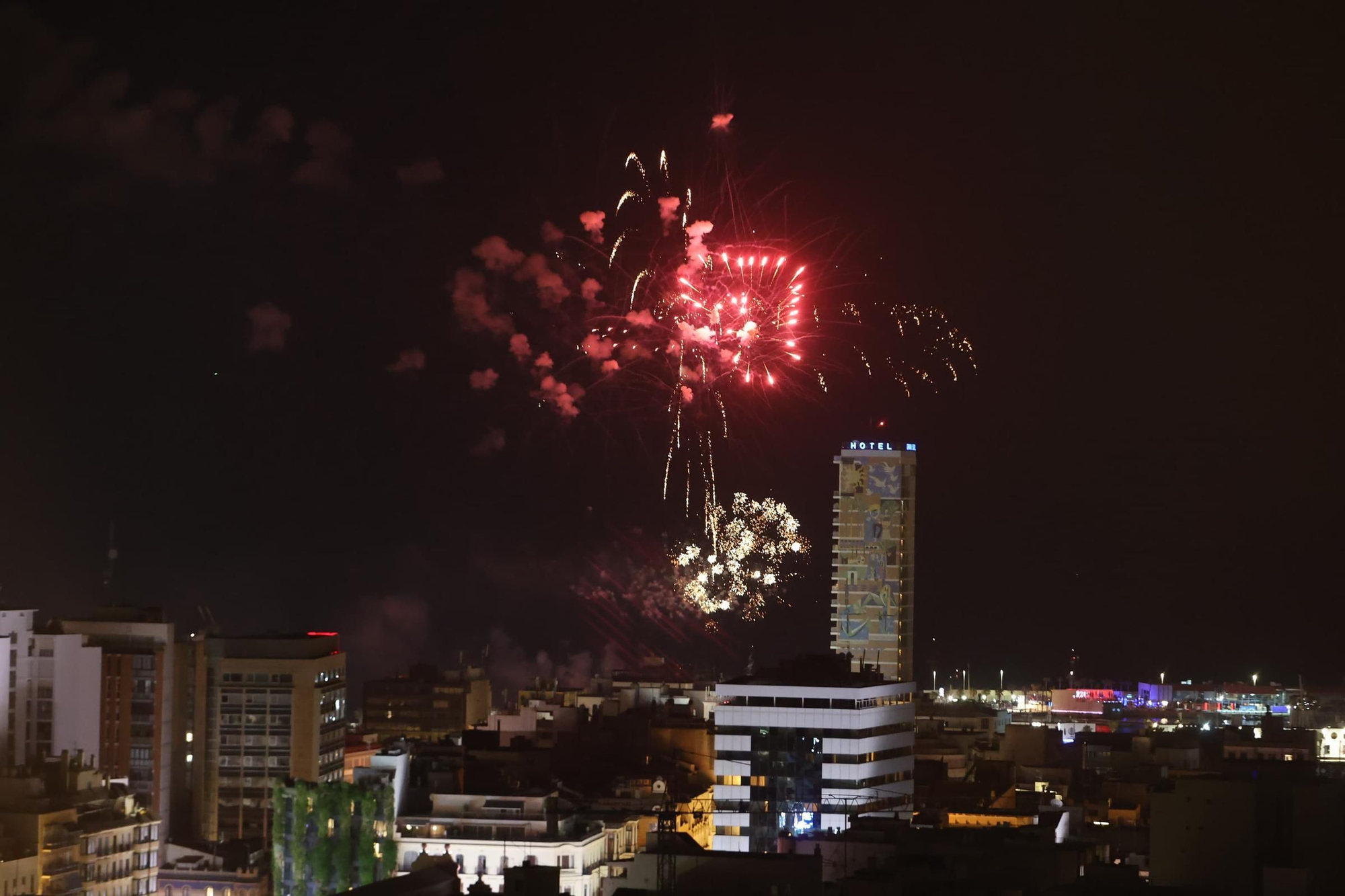 Así ha sido el espectáculo de la pirotecnia Gironina desde el Castillo de San Fernando en Alicante