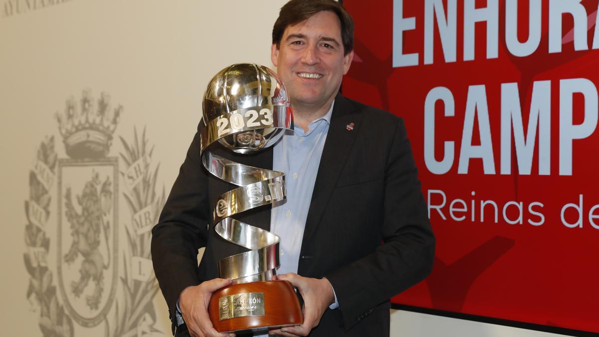 Reynaldo Benito posa con el trofeo de la Copa de la Reina en el Ayuntamiento de Zaragoza.