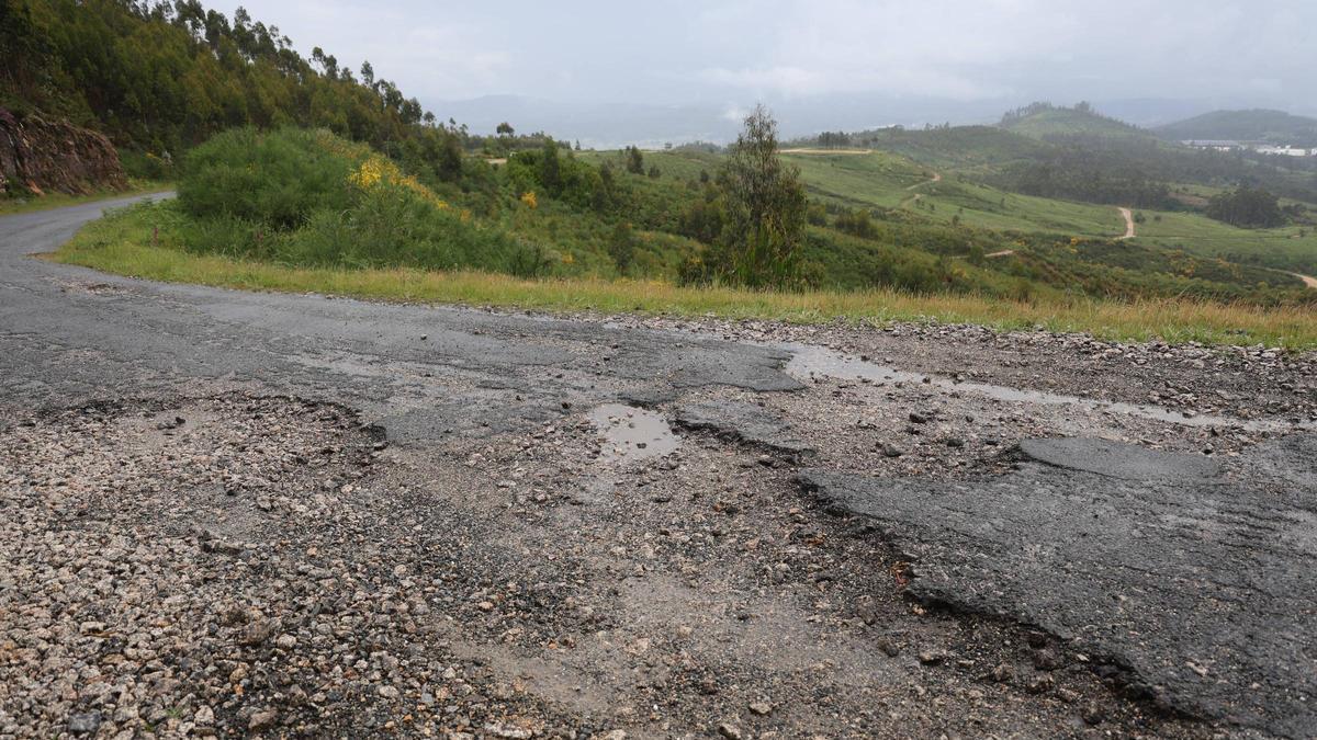 El firme destrozado en la carretera de Guillán.