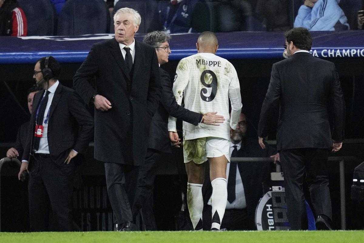 Kylian Mbappe se retira lesionado el partido entre el Real Madrid y el Arsenal de Champions League en el Santiago Bernabéu