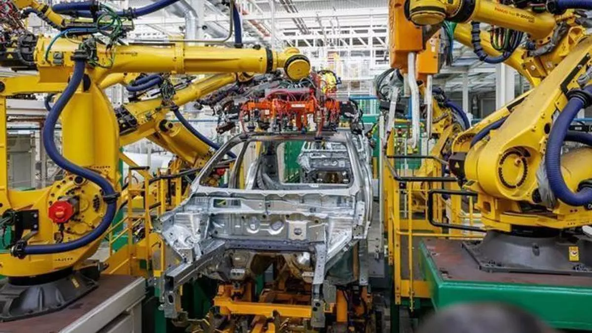 La producción de vehículos cae un 1,8% hasta agosto, impulsada por el empuje de los electrificados