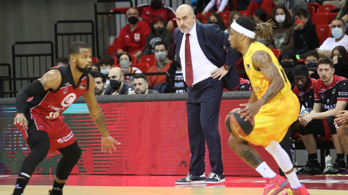 Jaume Ponsarnau observa a Cook defendiendo a Albicy en el partido frente al Gran Canaria.