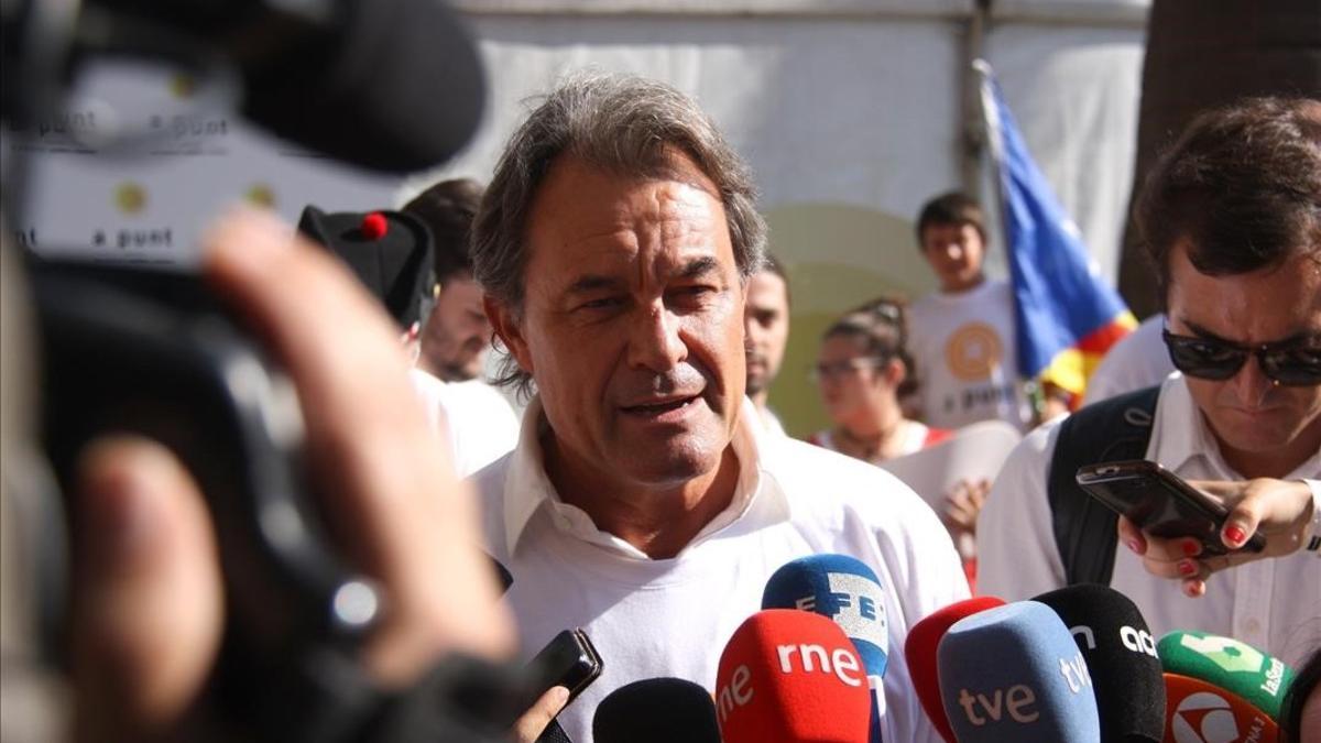 Artur Mas atiende a los medios en la manifestación de Barcelona.