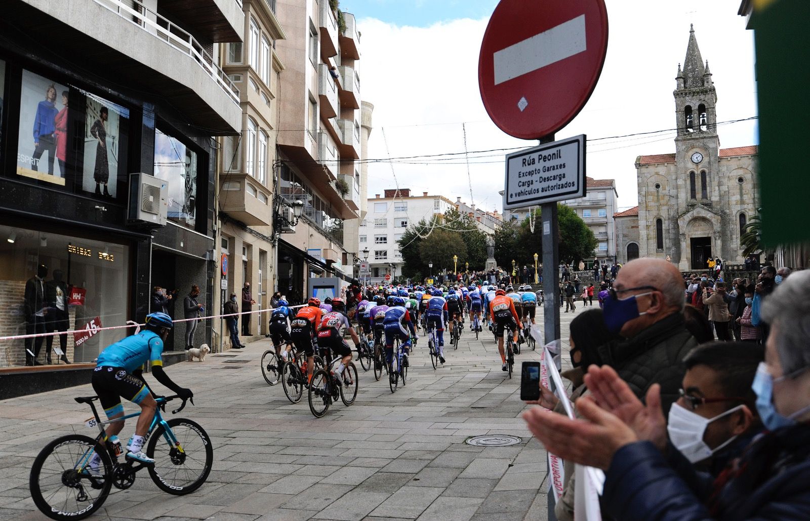 La serpiente multicolor de la Vuelta a España, a su paso por Galicia