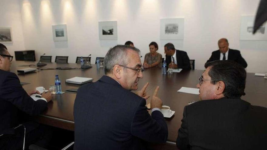 José Llorca y Laureano Lourido dialogan, en primer plano, antes del encuentro de ayer; al fondo, Moriyón y Lastra, también conversando en la sala de reuniones de la Autoridad Portuaria.