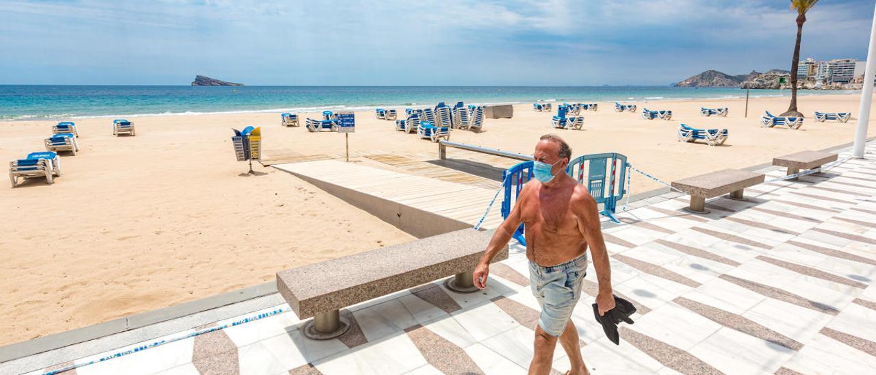 Benidorm, icono de una provincia muy turística, ayer, con las hamacas recogidas en la playa.