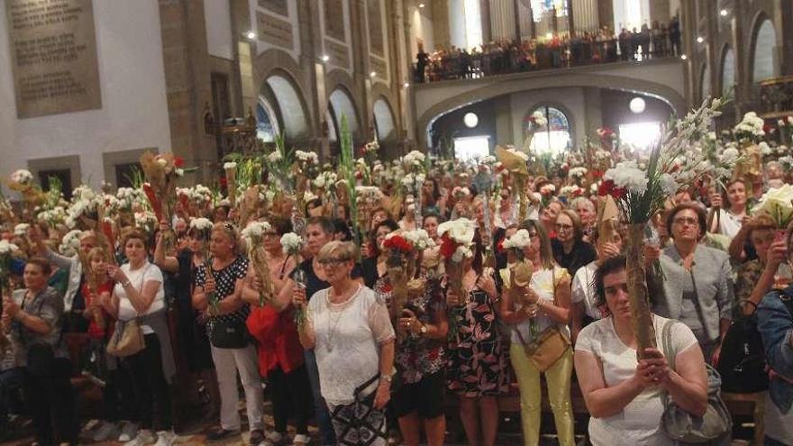 Las flores en alto en la misa de las madres celebrada ayer en Fátima. // Iñaki Osorio