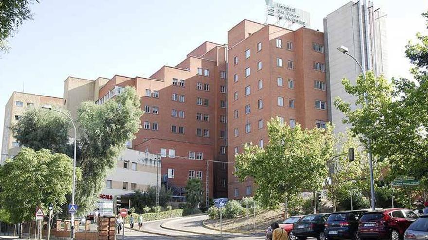El hospital cacereño tiene su lavandería en Sevilla y requiere transportes diarios