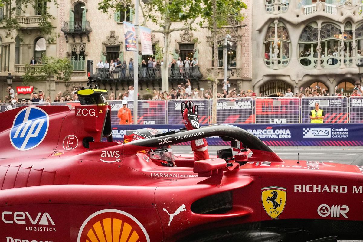 Sainz, saludando a la afición