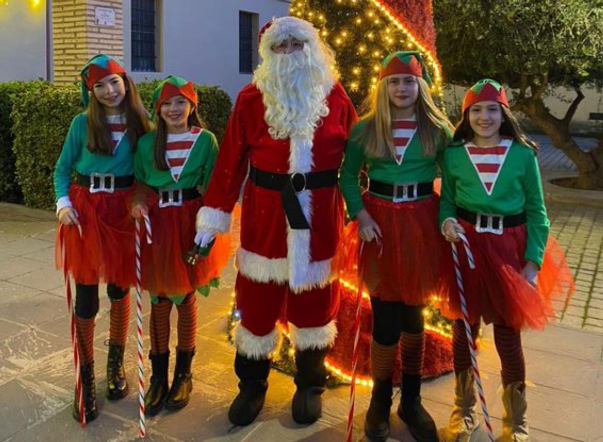 Papá Noel y sus ayudantes en Luceni.