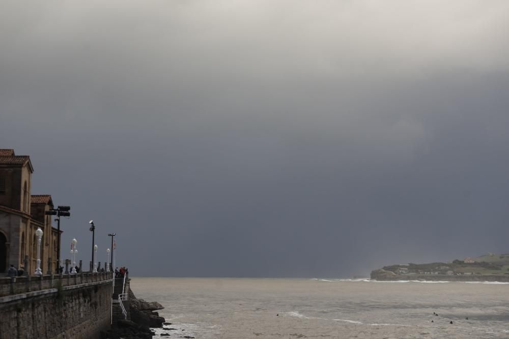 El tiempo en Asturias: borrasca Cecilia en Gijón