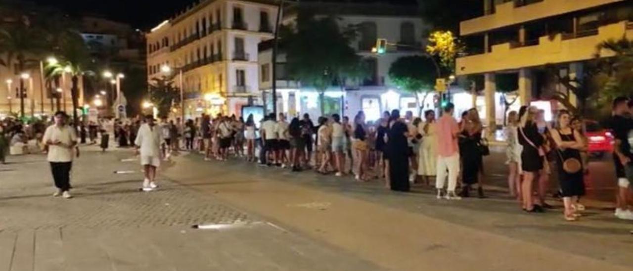 Decenas de personas esperaban el domingo de madrugada en la parada del puerto de Eivissa.