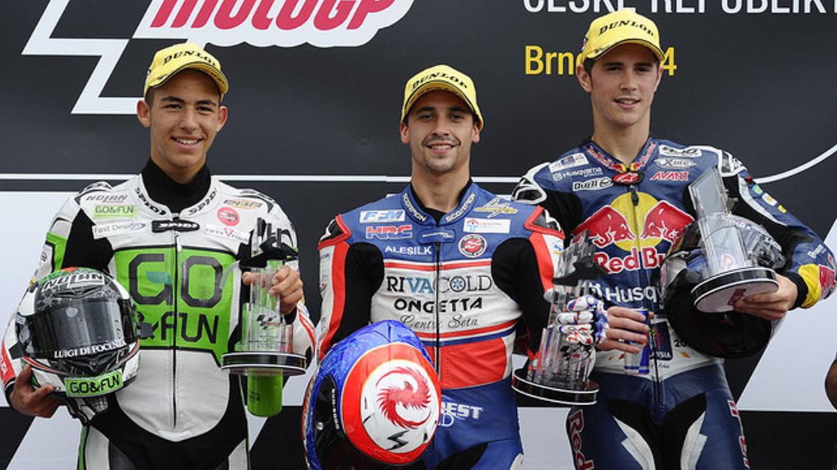 Alexis Masbou, entre Enea Bastianini (izquierda) y Danny Kent, el podio de Moto3 del GP de la República Checa, en el circuito de Brno